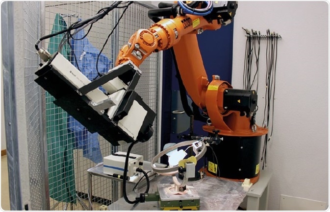 Experimental setup: the robot arm enables control of the desired position of the scanning-laser-vibrometer so that vibration of the stirrup can be measured as well as vibrations of the temporal bone.