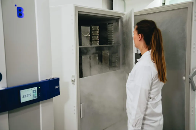 High-capacity vertical ULT freezer for biomedical and laboratory use