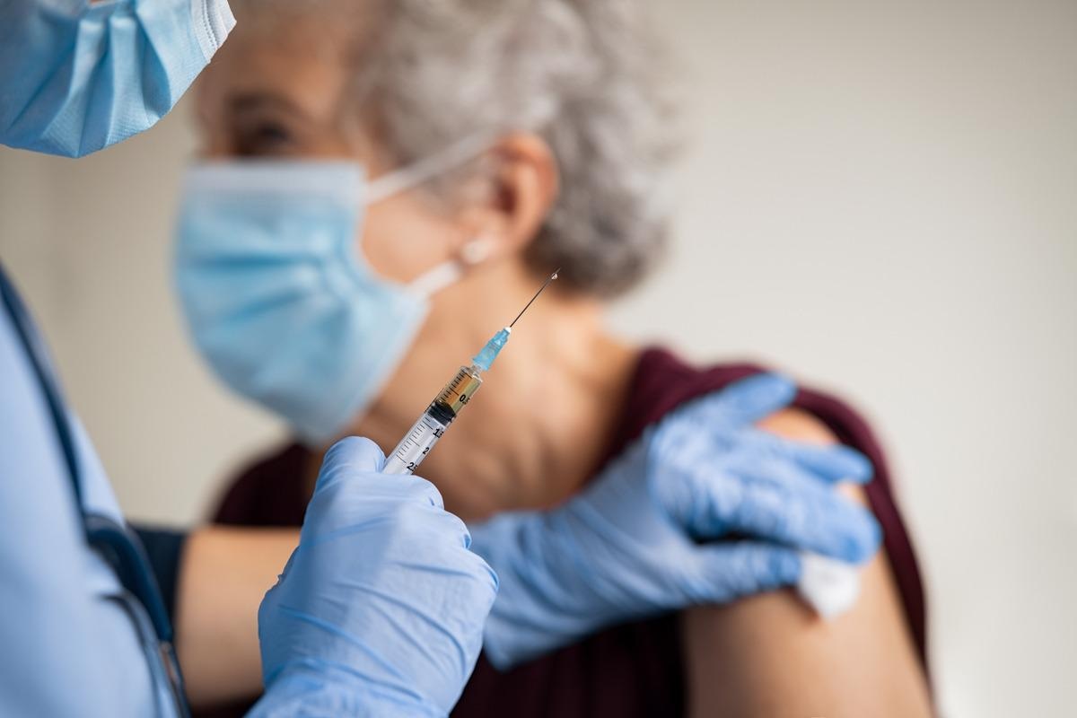Study: Differential durability of humoral and T cell immunity after two and three BNT162b2 vaccinations in adults aged />80 years. Image Credit: Rido/Shutterstock