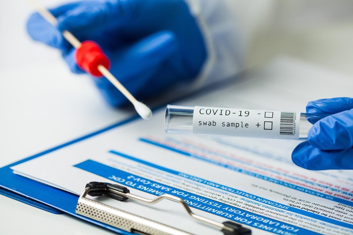 Study: SARS-CoV-2 variants of concern Alpha and Delta show increased viral load in saliva. Image Credit: Cryptographer/Shutterstock