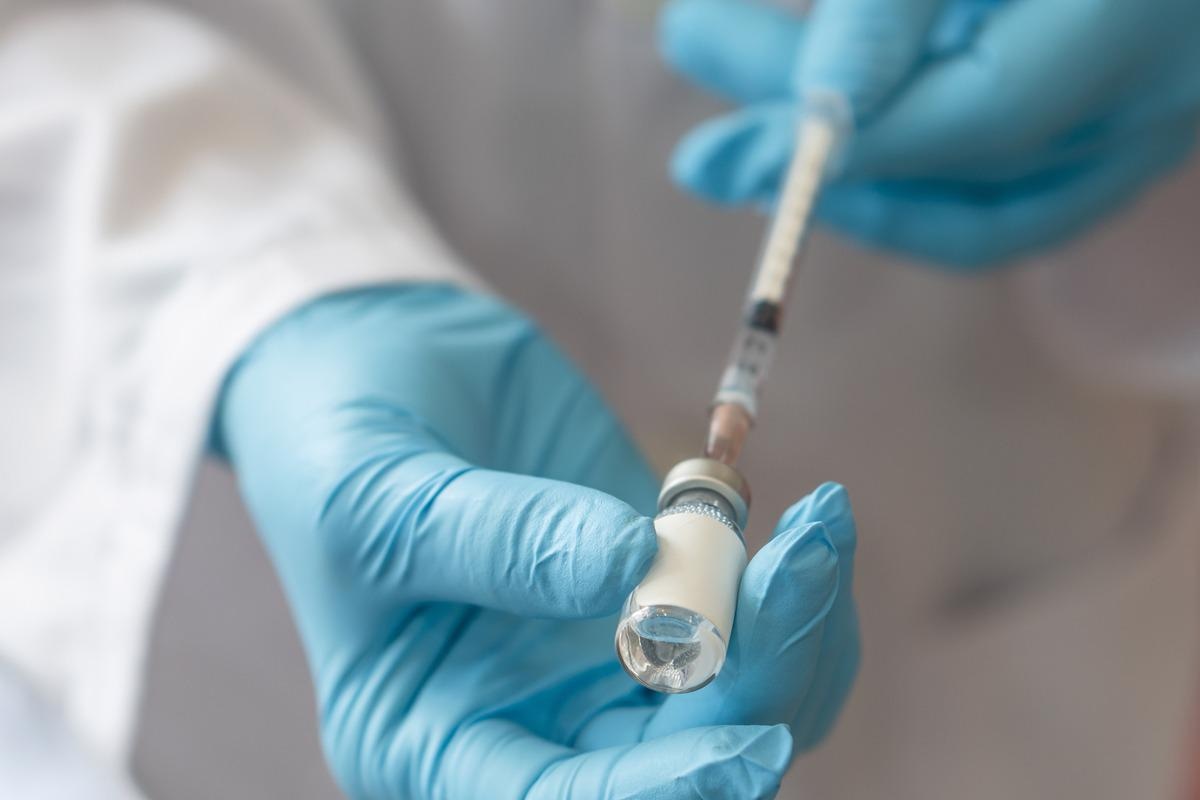 Study: Third primary SARS-CoV-2 prophylactic mRNA vaccines enhances antibody responses in the majority of patients with haematological malignancies: Results from the MARCH study. Image Credit: Chinnapong/Shutterstock