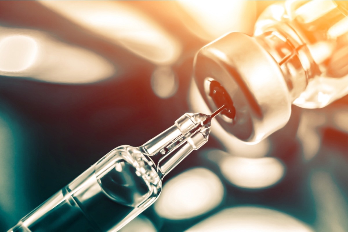 Study: mRNA BNT162b Vaccine Elicited Higher Antibody and CD4+ T-Cell Responses than Patients with Mild COVID-19. Image Credit: Numstocker/Shutterstock