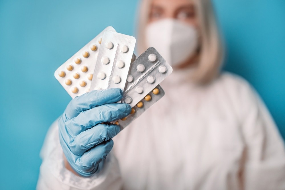 Study: Nirmatrelvir Use and Severe Covid-19 Outcomes during the Omicron Surge. Image Credit: Irina Shatilova/Shutterstock