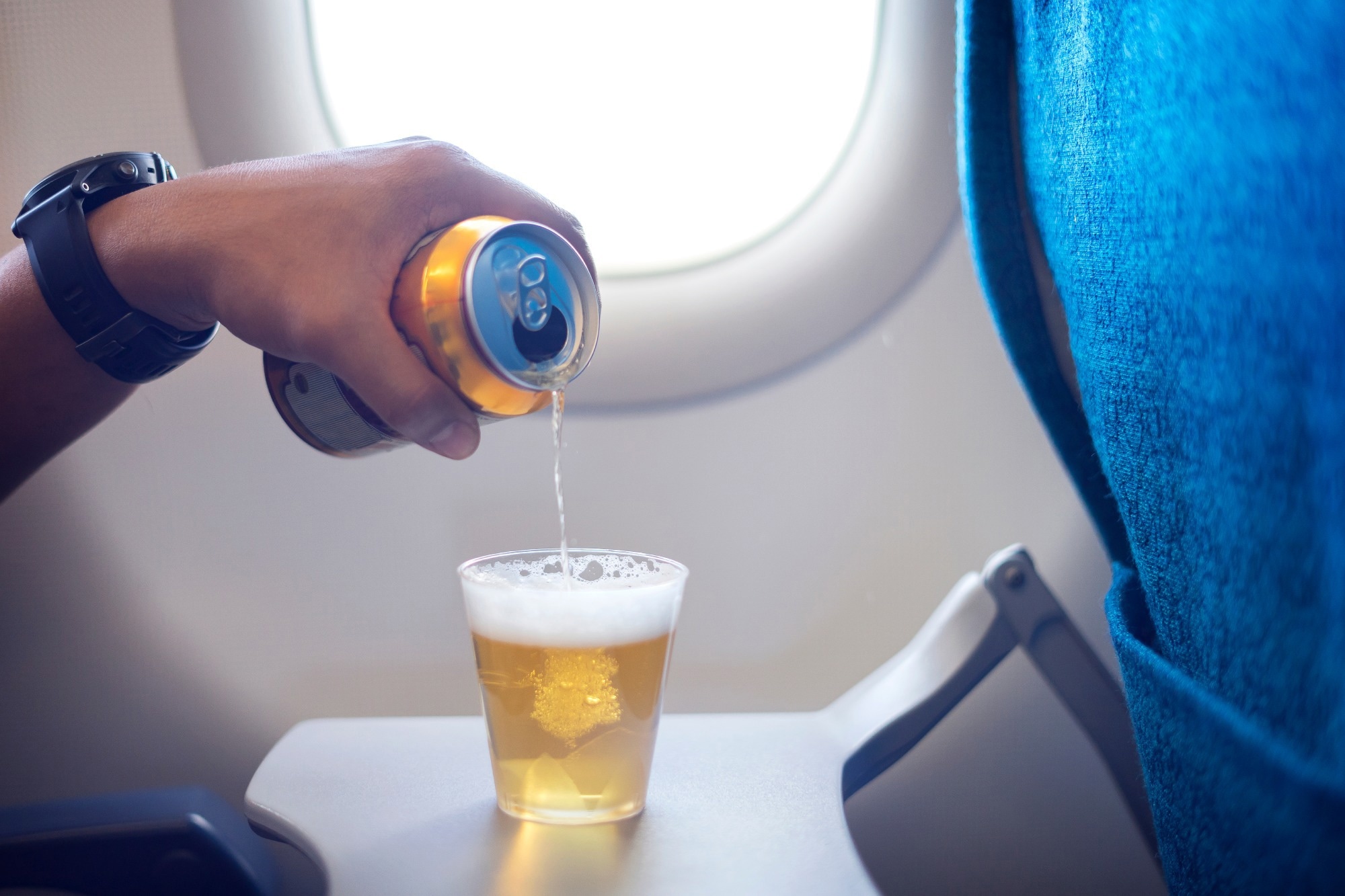 Study: Effects of moderate alcohol consumption and hypobaric hypoxia: implications for passengers’ sleep, oxygen saturation and heart rate on long-haul flights. Image Credit: PONG HANDSOME/Shutterstock.com