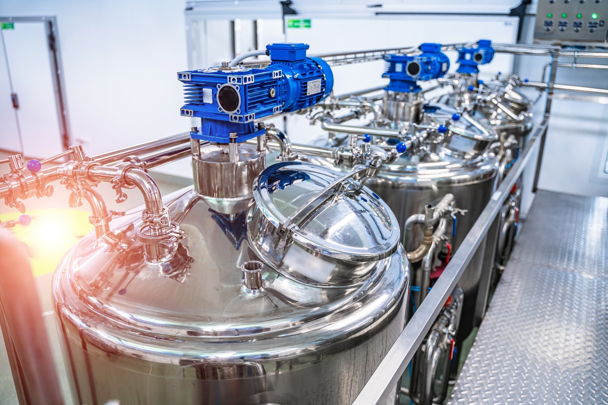 Study: Inactivation of highly pathogenic avian influenza virus with high temperature short time continuous flow pasteurization and virus detection in bulk milk tanks. Image Credit: Terelyuk / Shutterstock