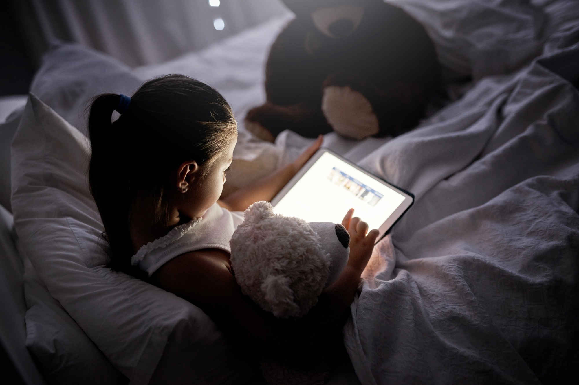 Study: Bedtime Screen Use Behaviors and Sleep Outcomes in Early Adolescents: A Prospective Cohort Study. Image Credit: PeopleImages.com - Yuri A / Shuterstock.com